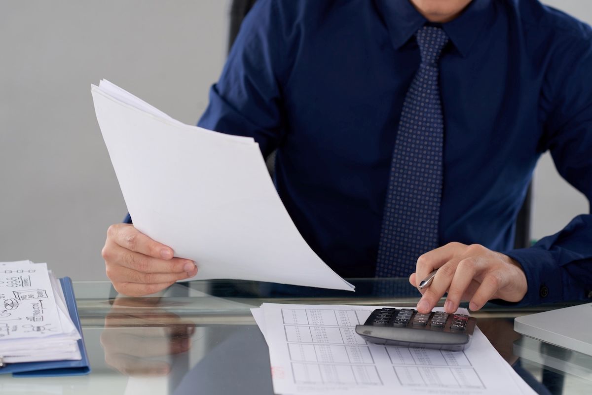 persona-cumpliendo-con-obligaciones-fiscales