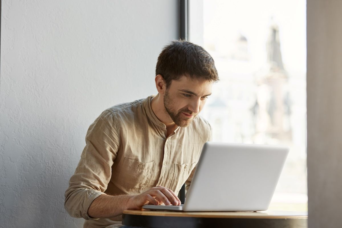persona-emitiendo-facturas-con-computadora