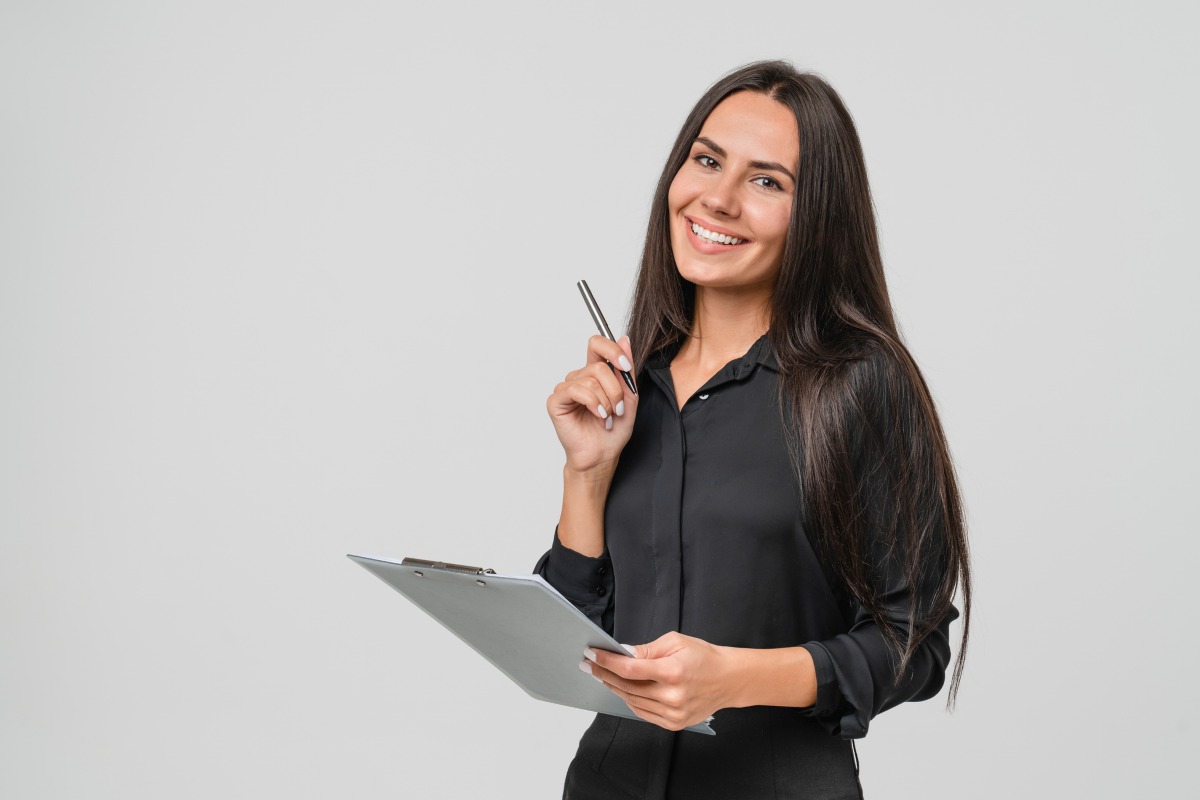 persona-empleadora-sonrie-con-clipboard