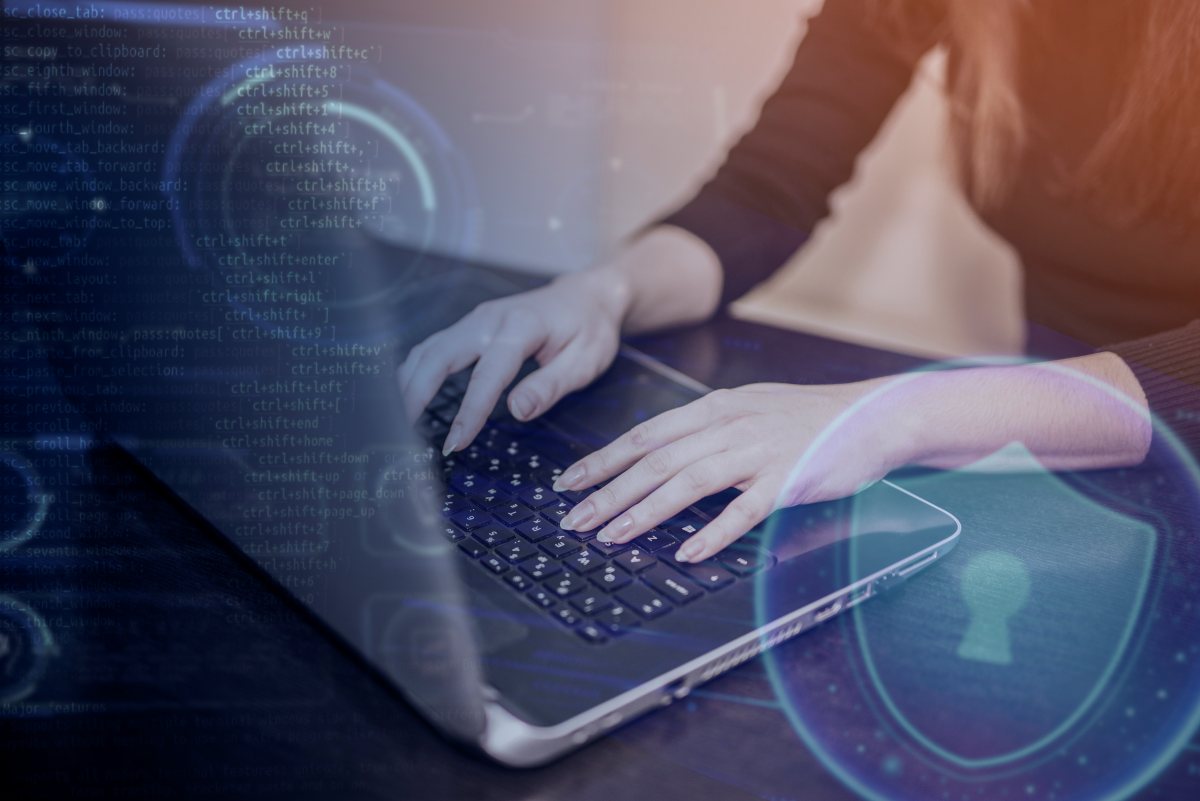persona-en-computadora-con-ciberseguridad