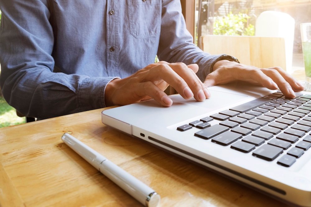 persona-escribiendo-en-computadora