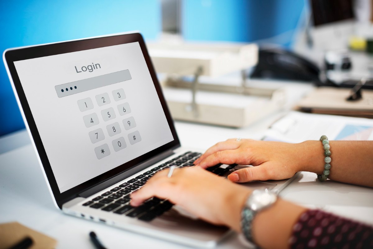 persona-ingresa-contrasena-en-laptop