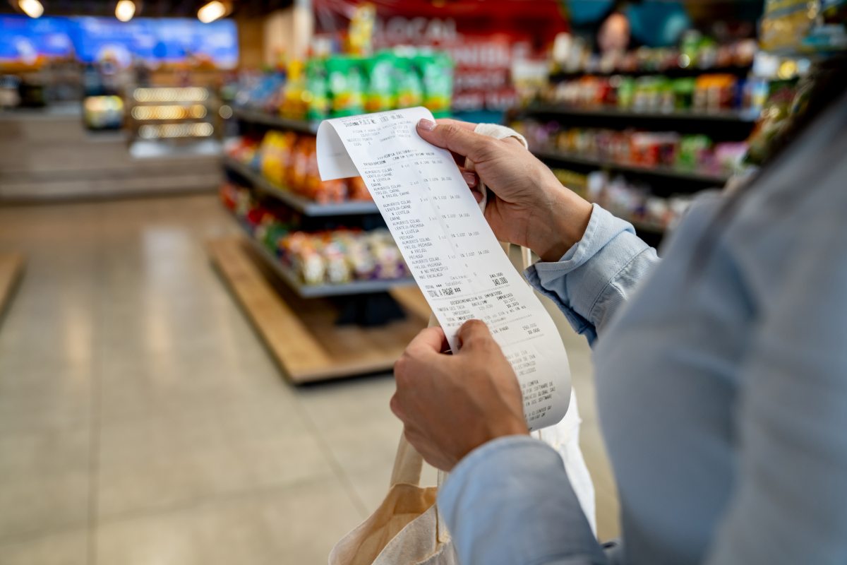 persona-leyendo-ticket-de-compra
