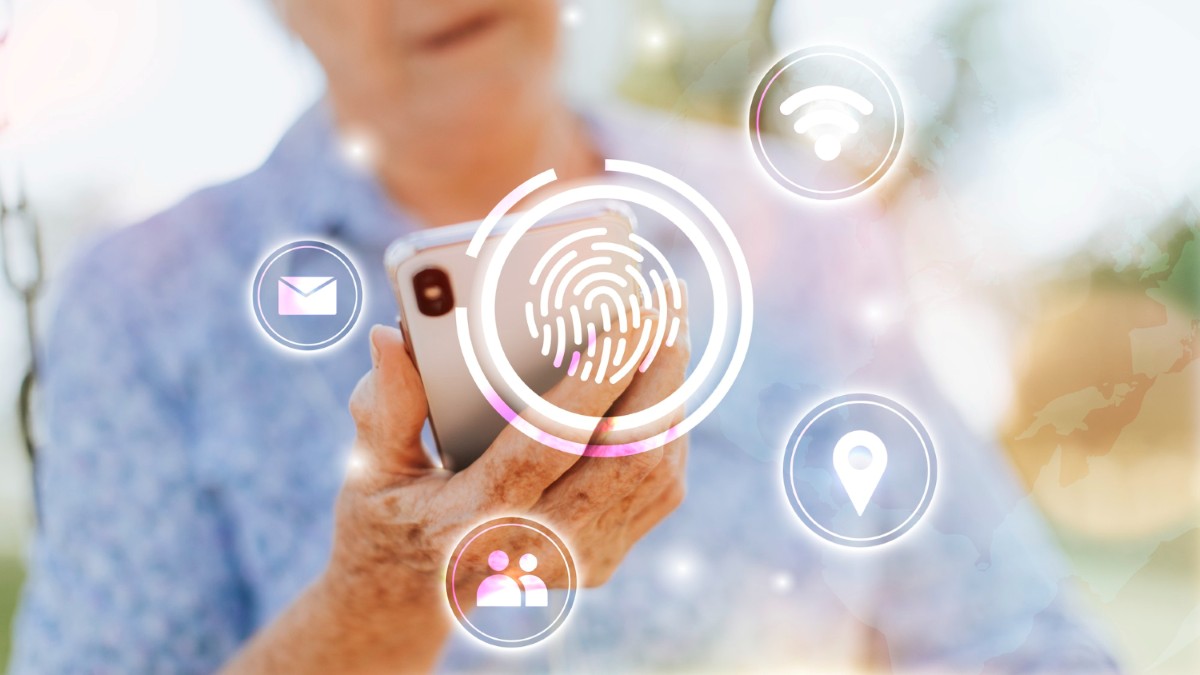 persona-mayor-usa-datos-biometricos