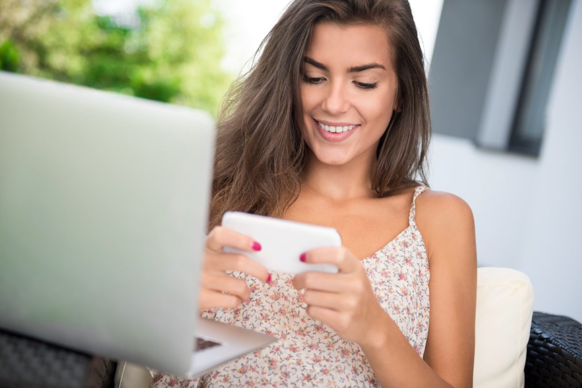 persona-mira-beneficios-meli-en-celular