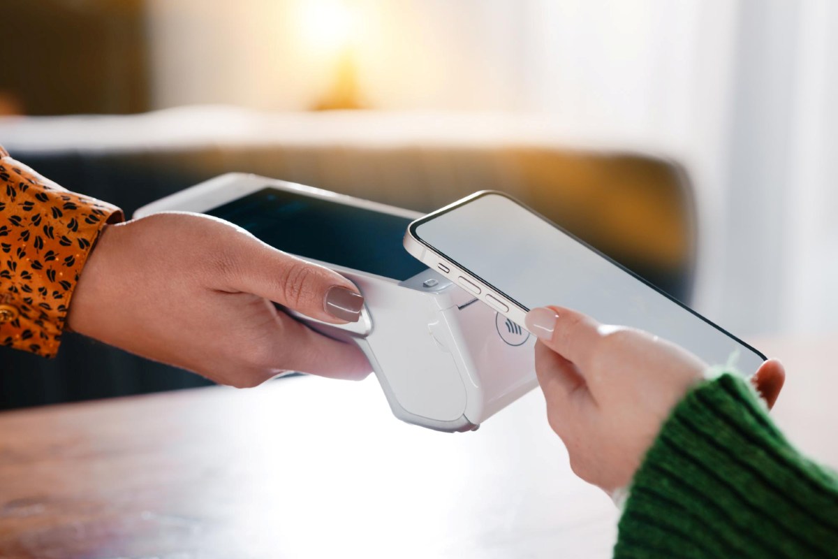 persona-paga-contactless-desde-celular