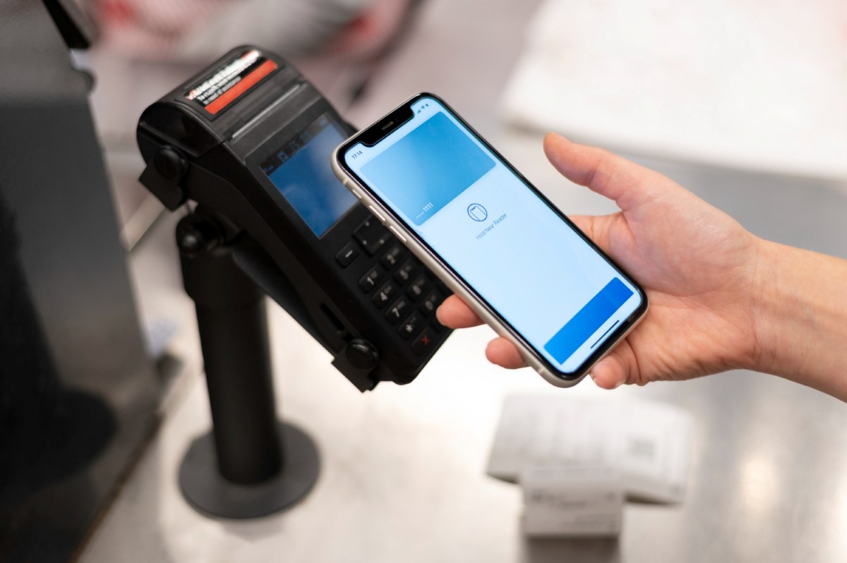 persona-paga-sin-contacto-con-celular