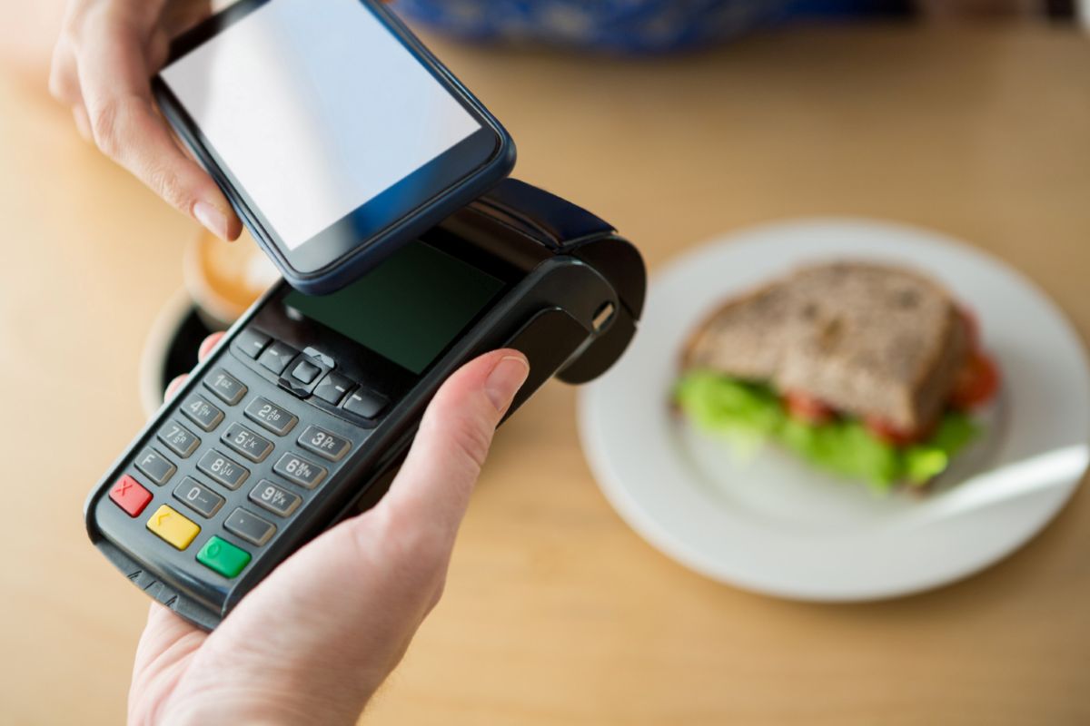 https://www.freepik.es/fotos-premium/mano-haciendo-pago-traves-tecnologia-nfc_8756638.htm#from_element=cross_selling__ph