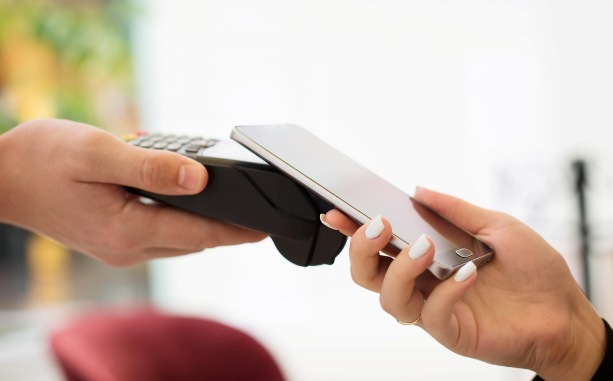 persona-pagando-con-celular