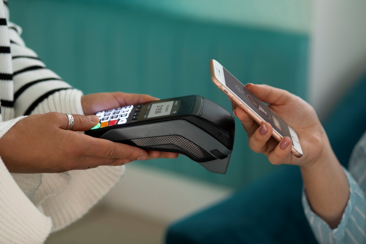 persona-pagando-con-celular