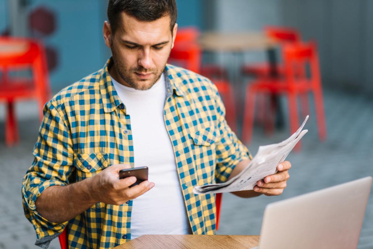 persona-pagando-servicios-con-celular