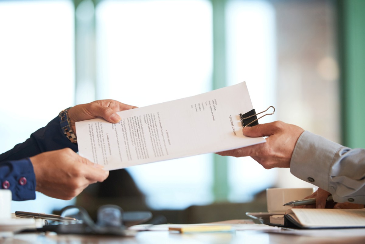 persona-pasa-documentos-a-otra