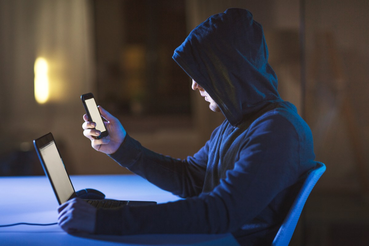 persona-representando-fraudes-en-red-social