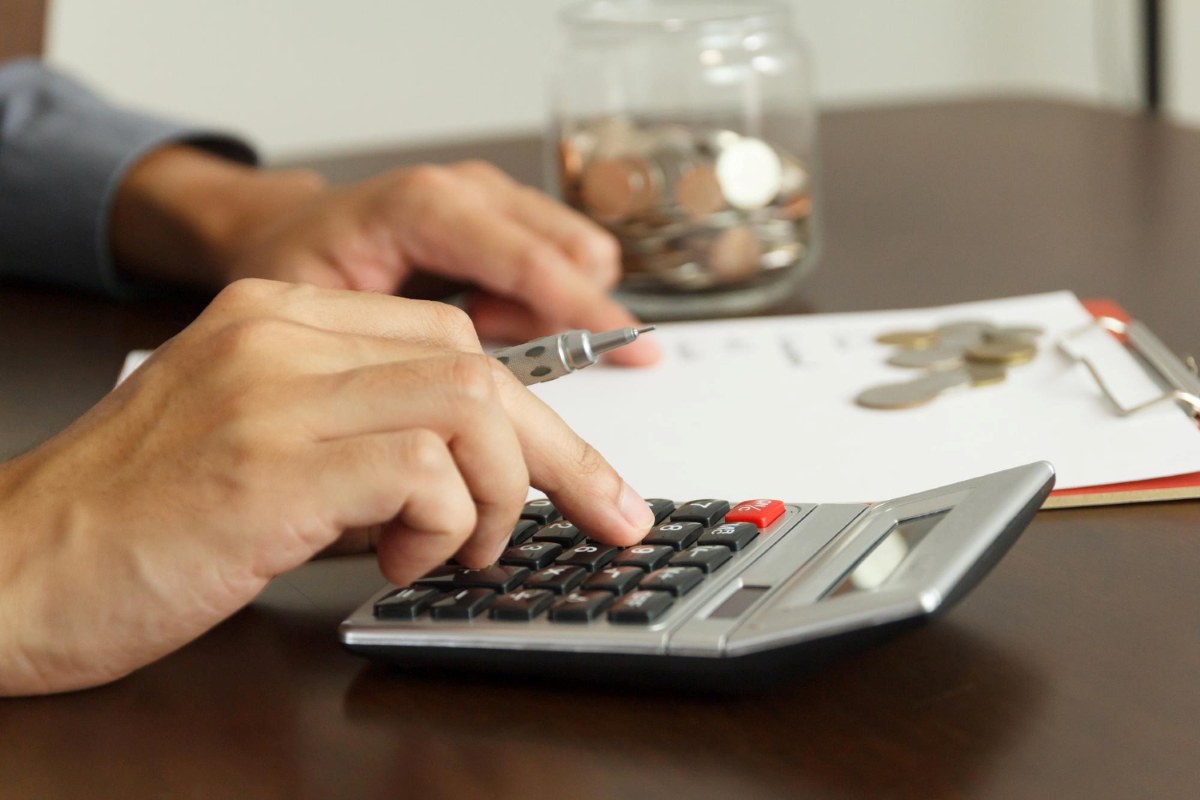 persona-saca-cuentas-del-dinero-gastado