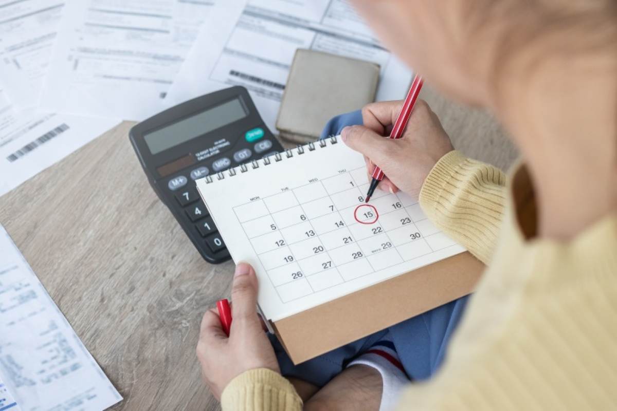 persona trabaja en calendario fiscal
