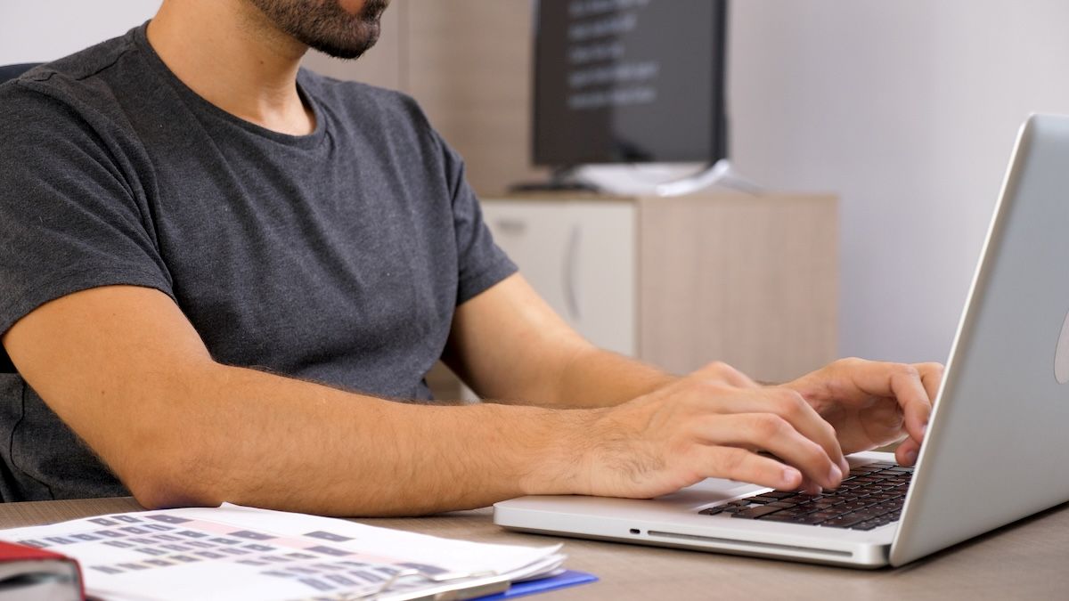 persona-trabajando-en-la-computadora