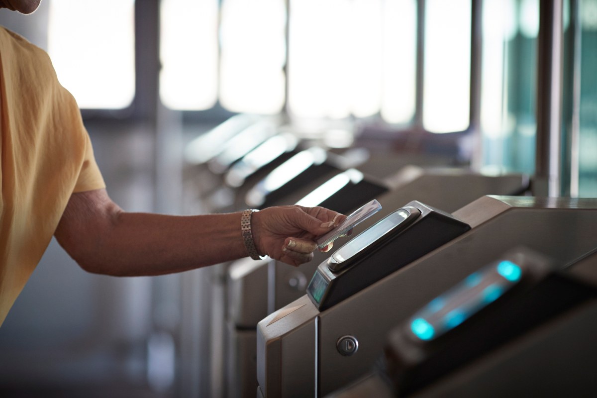 persona-usa-tarjeta-para-entrar-al-metro