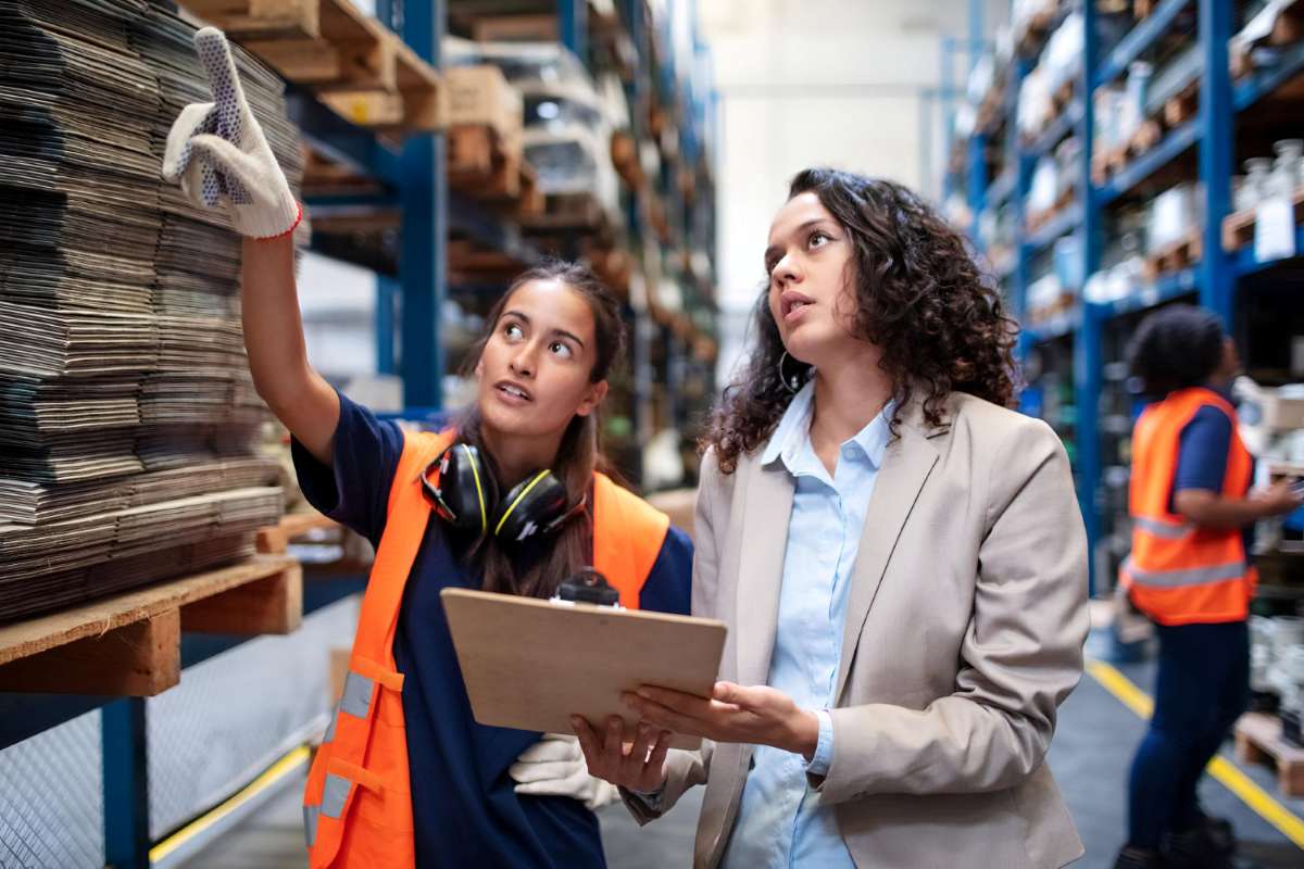 personas-trabajando-en-un-deposito