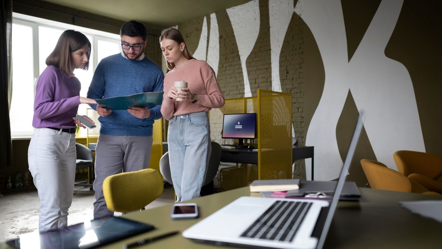 Pessoas em escritório conversam sobre a classificação da sua empresa