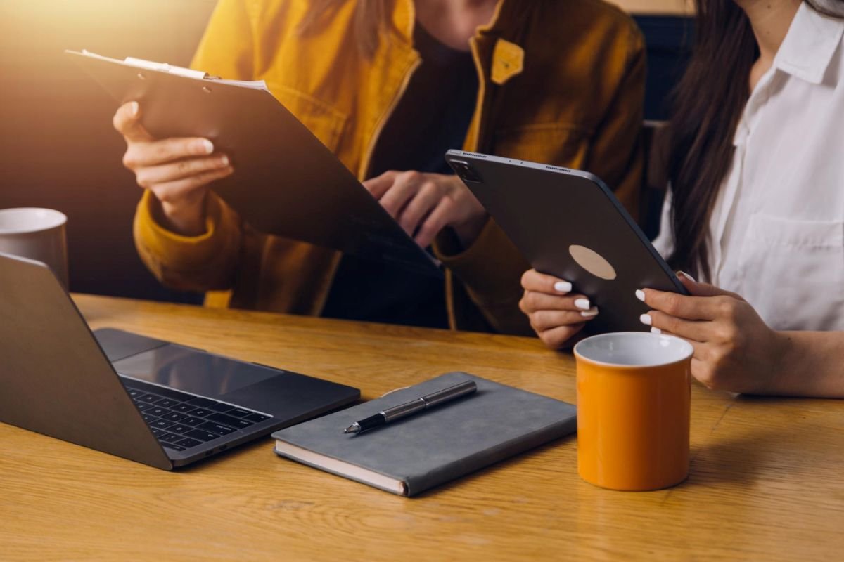 Equipe corporativa analisando e-commerce de vendas B2B.