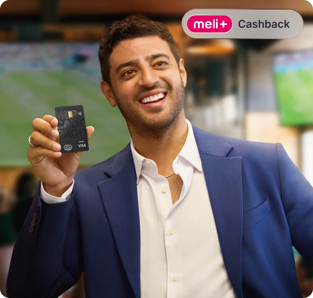Carlos Vela mostrando la Tarjeta de Crédito Mercado Pago.