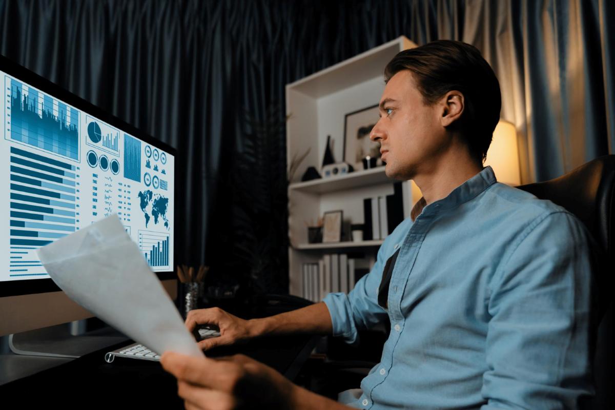 Profissional analisando dados para fazer o valuation de uma empresa