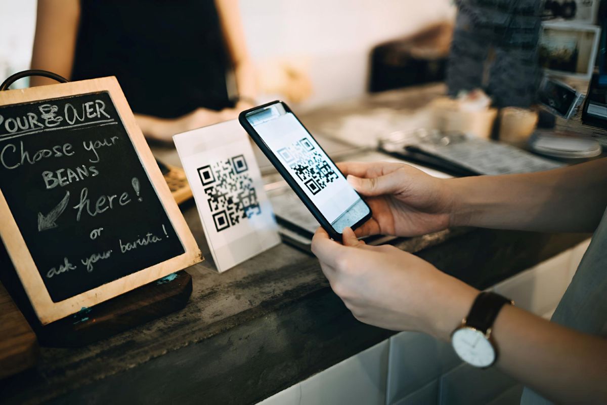 Pessoa pagando compra usando QR Code Pix
