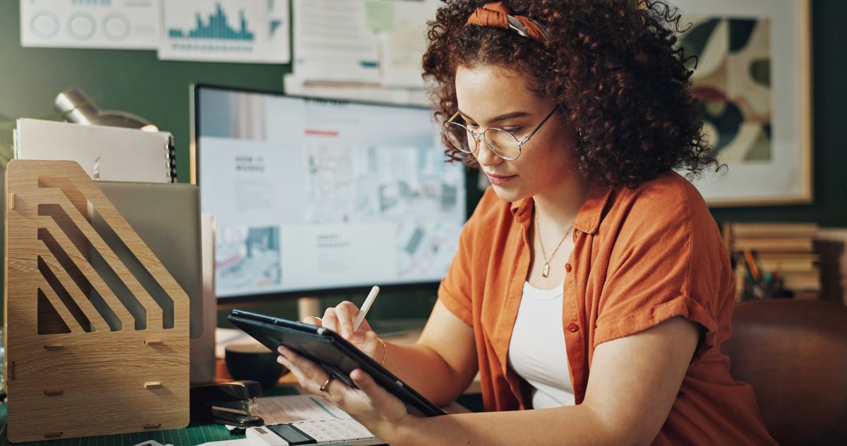 Mulher analisando indicadores financeiros em um tablet