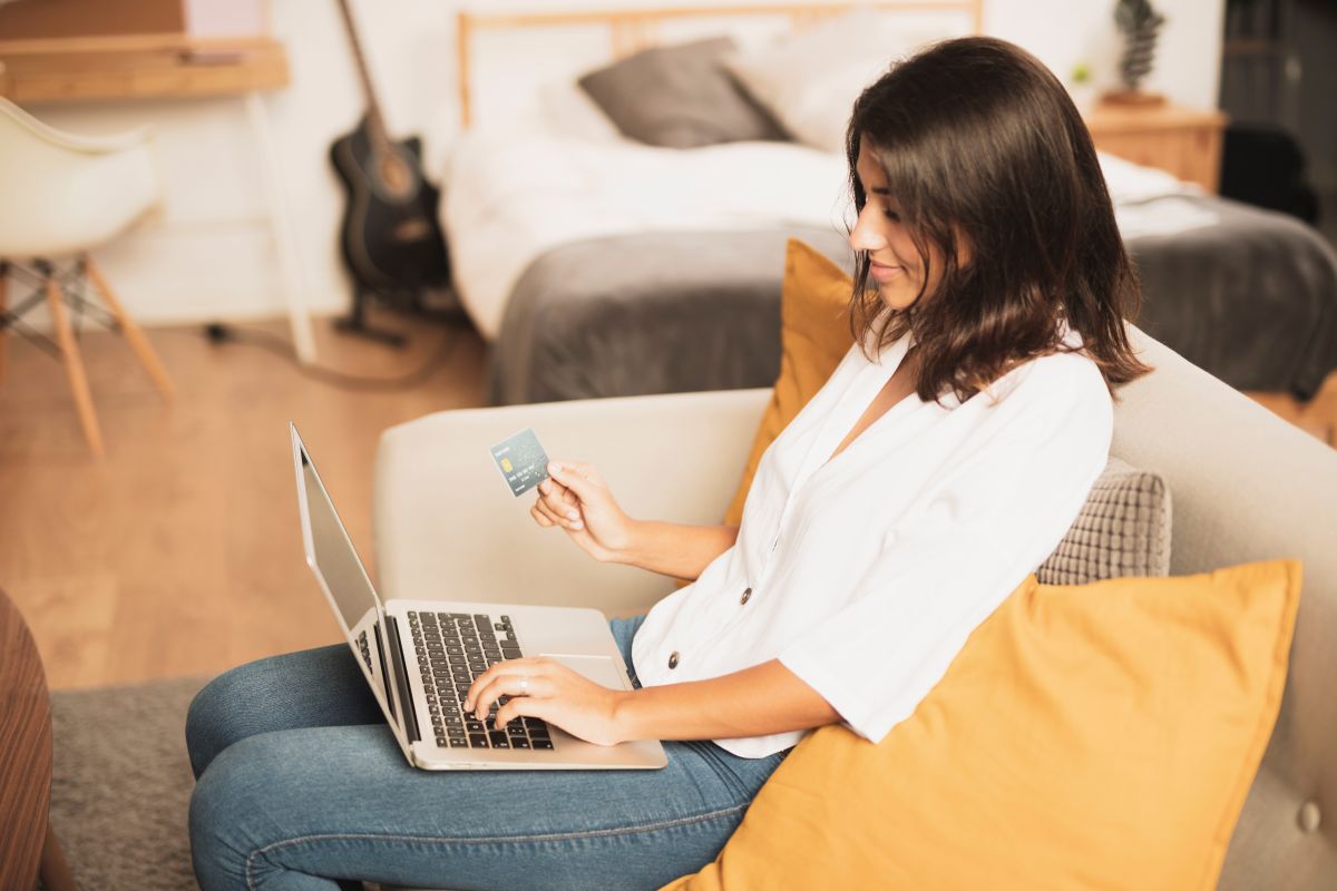 mujer-con-tarjeta-de-credito-en-la-mano-y-usando-su-notebook