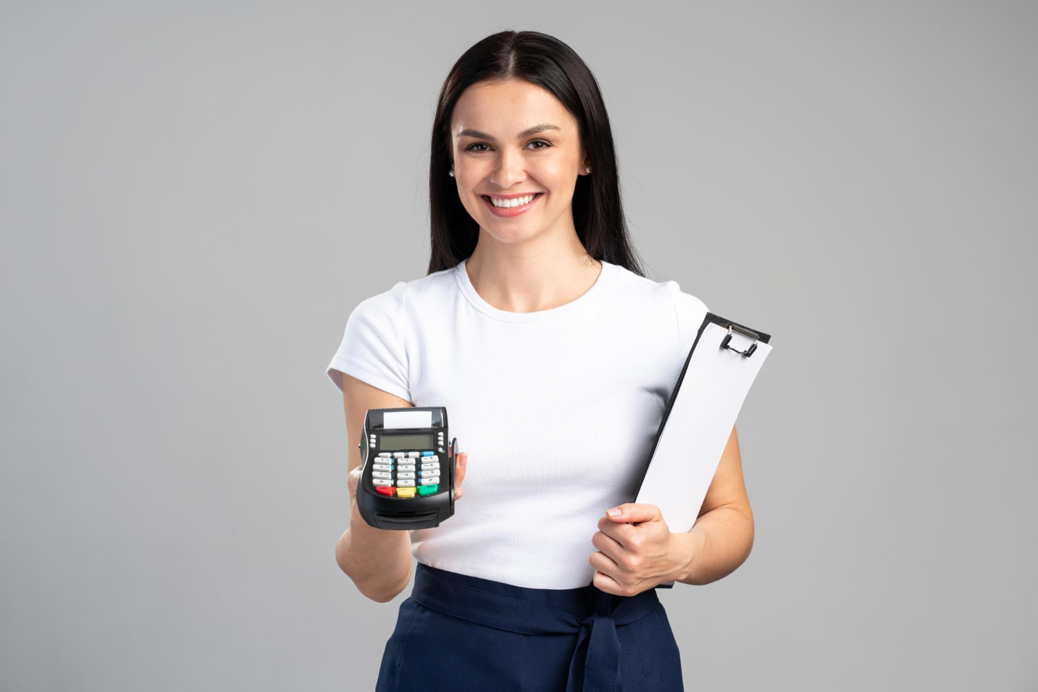 Revendedora Point sorridente com maquininha e prancheta