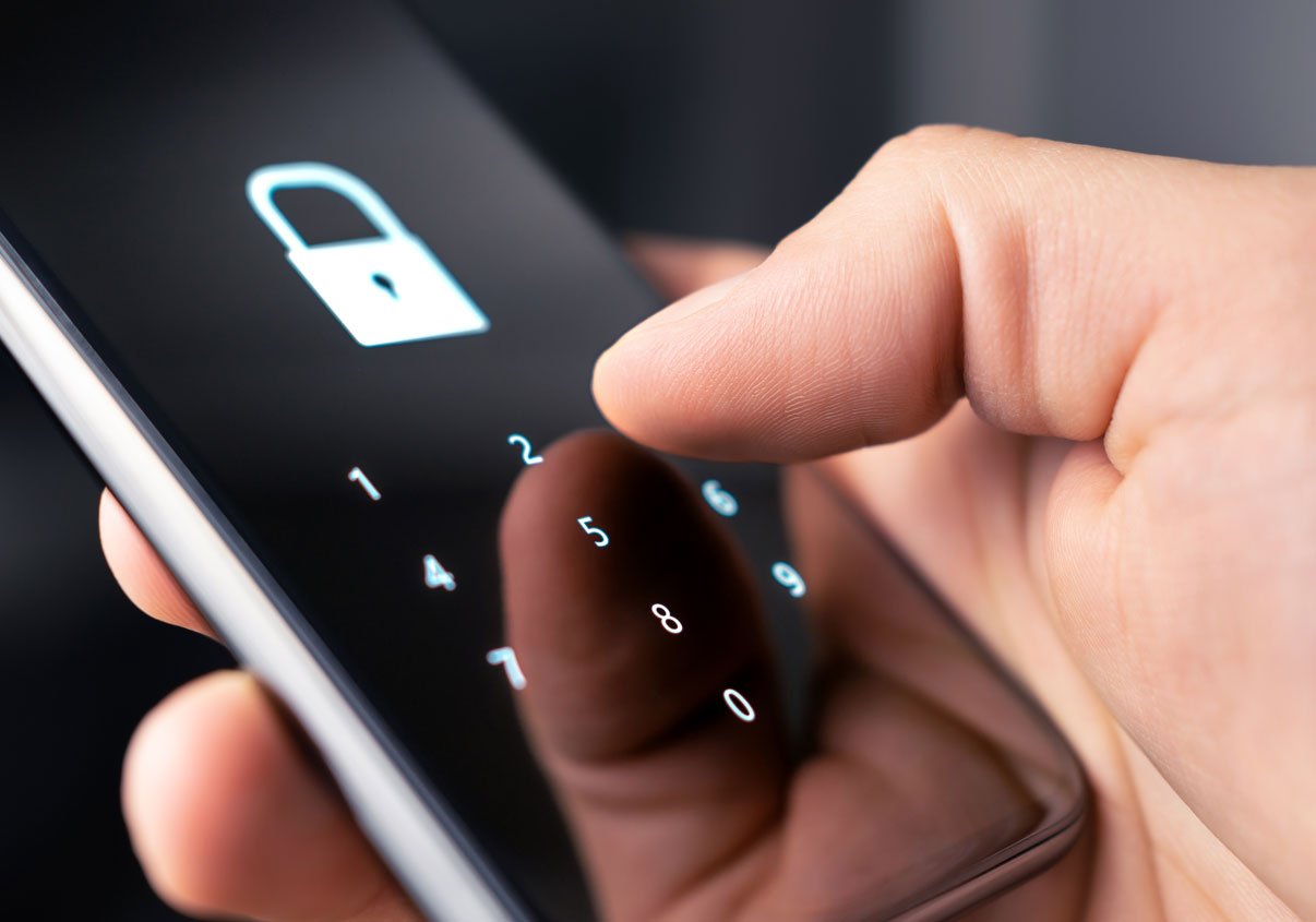 Uma pessoa inserindo uma senha numérica em um celular