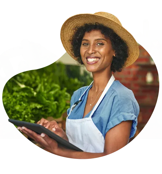 Uma pessoa faz uma venda em seu tablet usando o Mercado Pago.