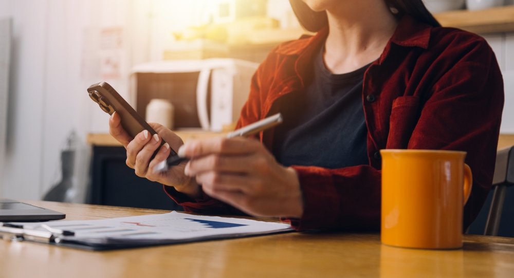 Empreendedora construindo reserva de emergência da empresa no app.