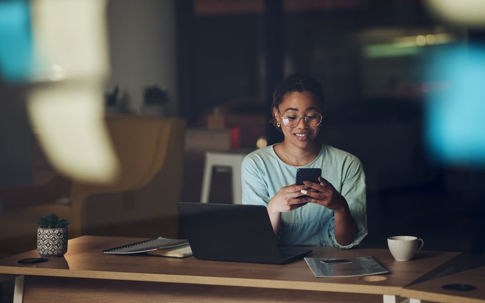 Freelancer gerando link de pagamento profissional pelo celular em home office.