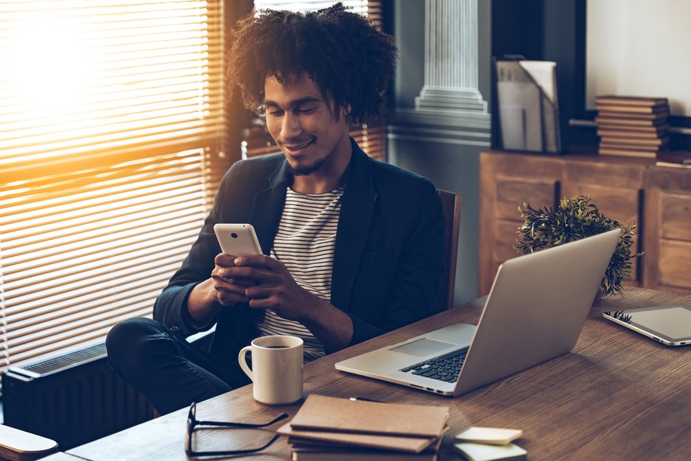 Empreendedor criando link de pagamento parcelado sem maquininha pelo celular.