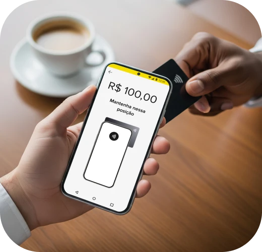 Mão segurando um smartphone enquanto cliente aproxima um cartão para pagamento.