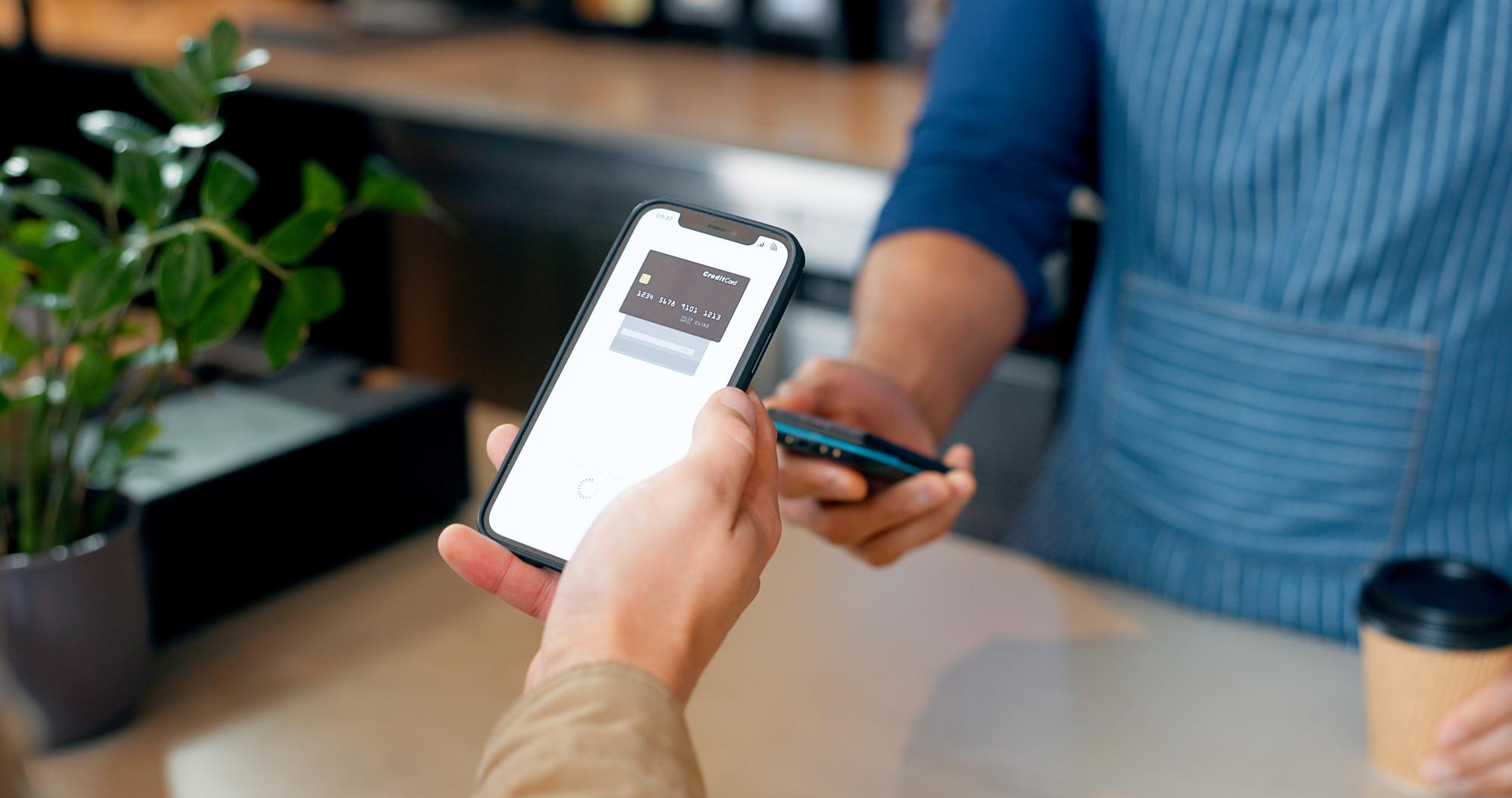 Cliente pagando por Tap to Pay no iPhone em loja
