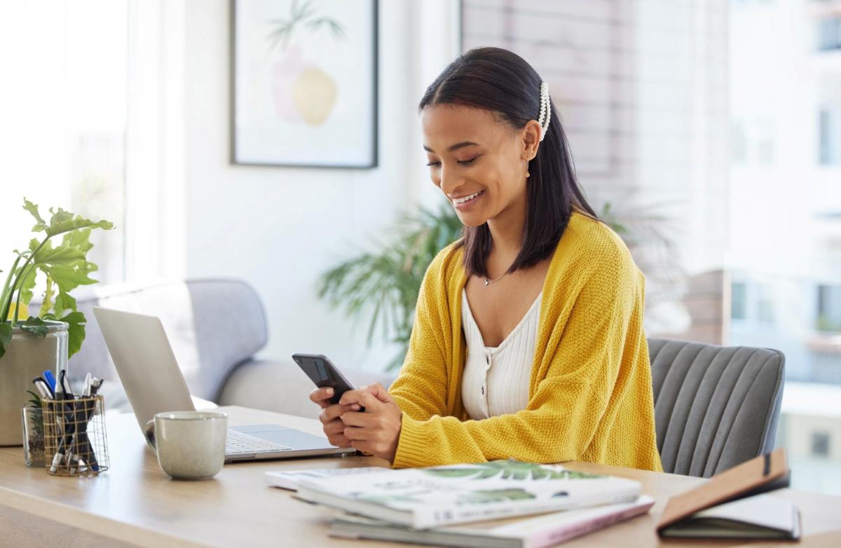 Mulher calculando as taxas do seu cartão de crédito