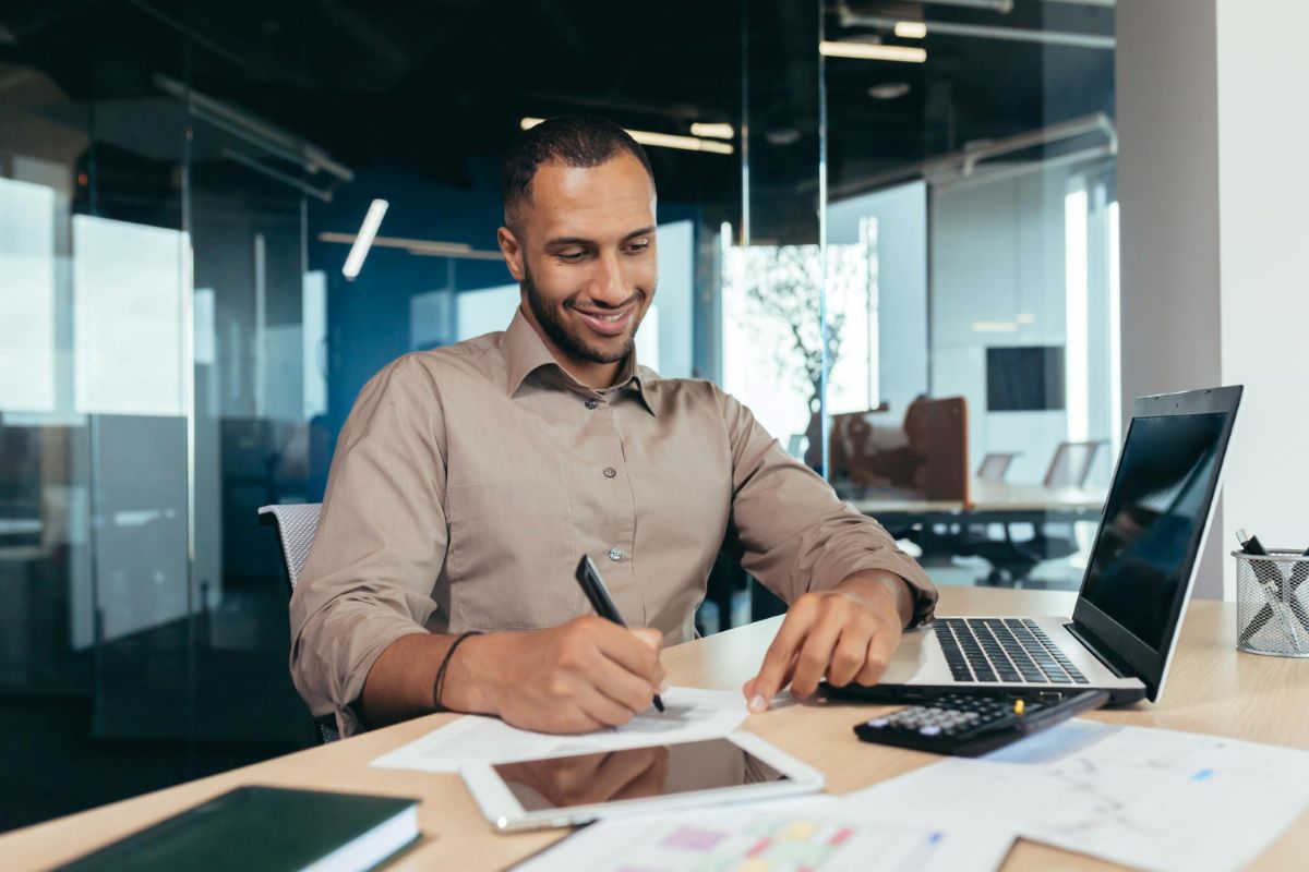 Empreendedor feliz ao calcular taxas da sua maquininha Point
