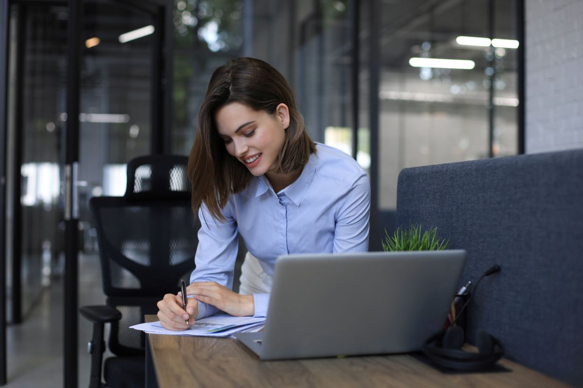 Empresária analisando opções de investimentos para sua empresa