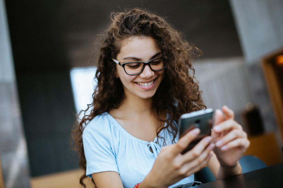 persona invierte desde su celular