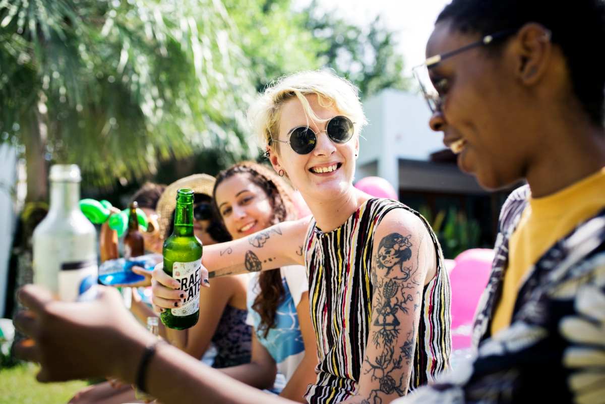 Mulheres em festa na rua durante a Copa do Mundo