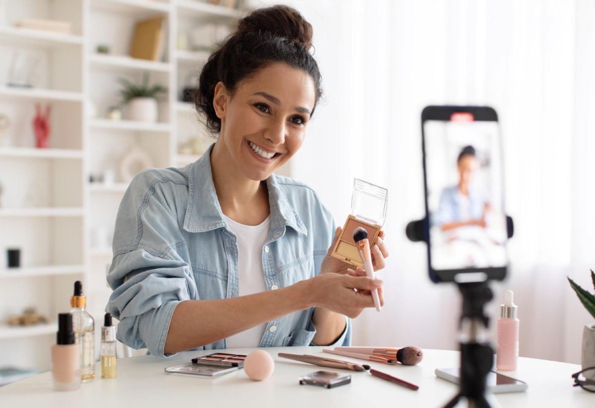 Empreendedora grava conteúdo sobre cosmético que vende em sua loja