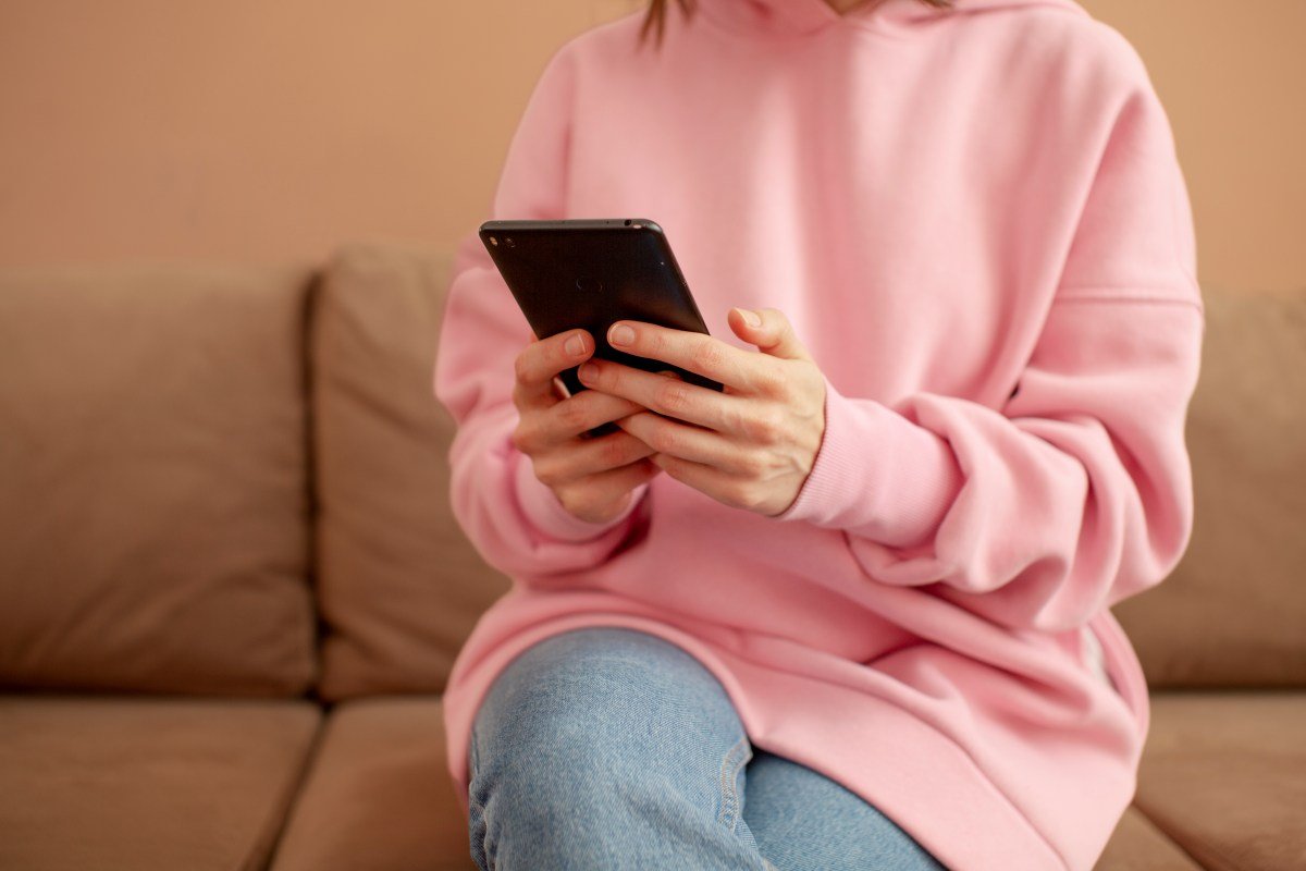 mujer-con-su-celular