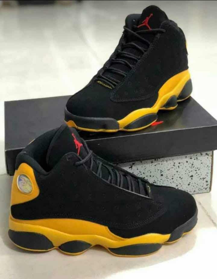 jordan 13 negro y amarillo