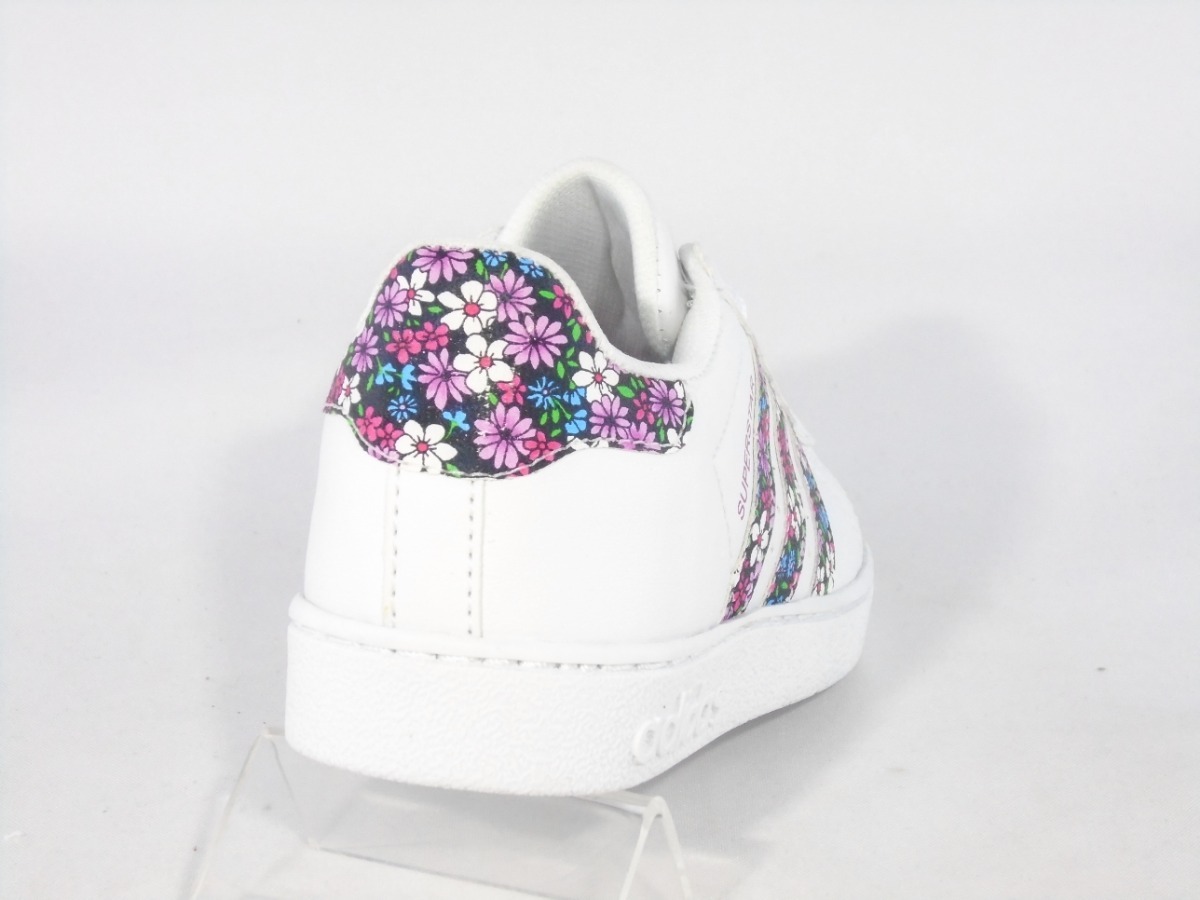 tenis adidas feminino com flores