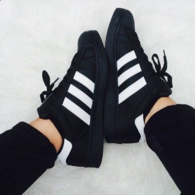 adidas negros con rayas blancas