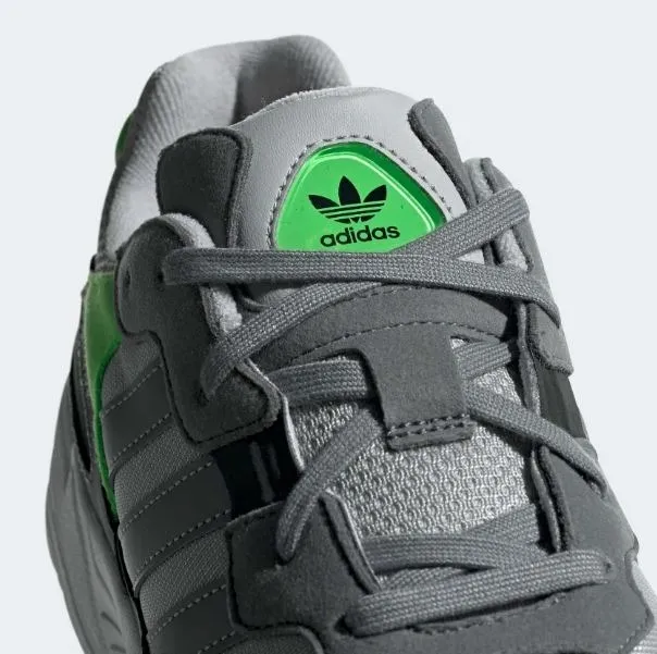 tenis adidas gris con verde