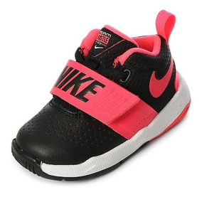 Tenis Nike Team Hustle | Bebé Ngorosa Original 881943 002 Tenis Nike Team Hustle | Bebé Ngorosa Original 881943 002