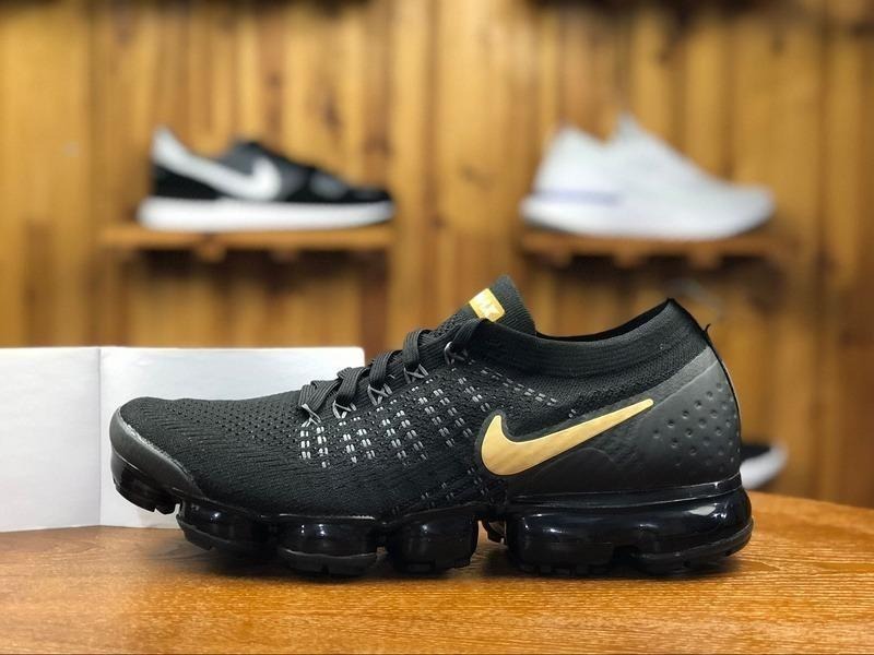 nike vapormax negro con dorado